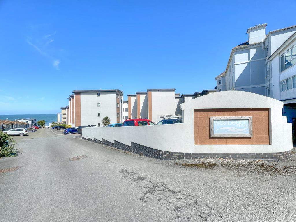 Lot: 120 - TOP FLOOR HOLIDAY APARTMENT FOR INVESTMENT - Apartment Complex